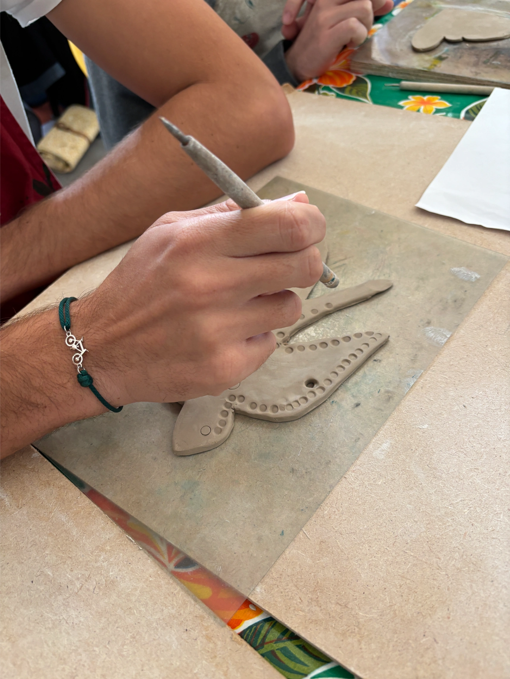 Ateliers-artistiques-dans-une-association-bretagne-gravure-Modelage 1