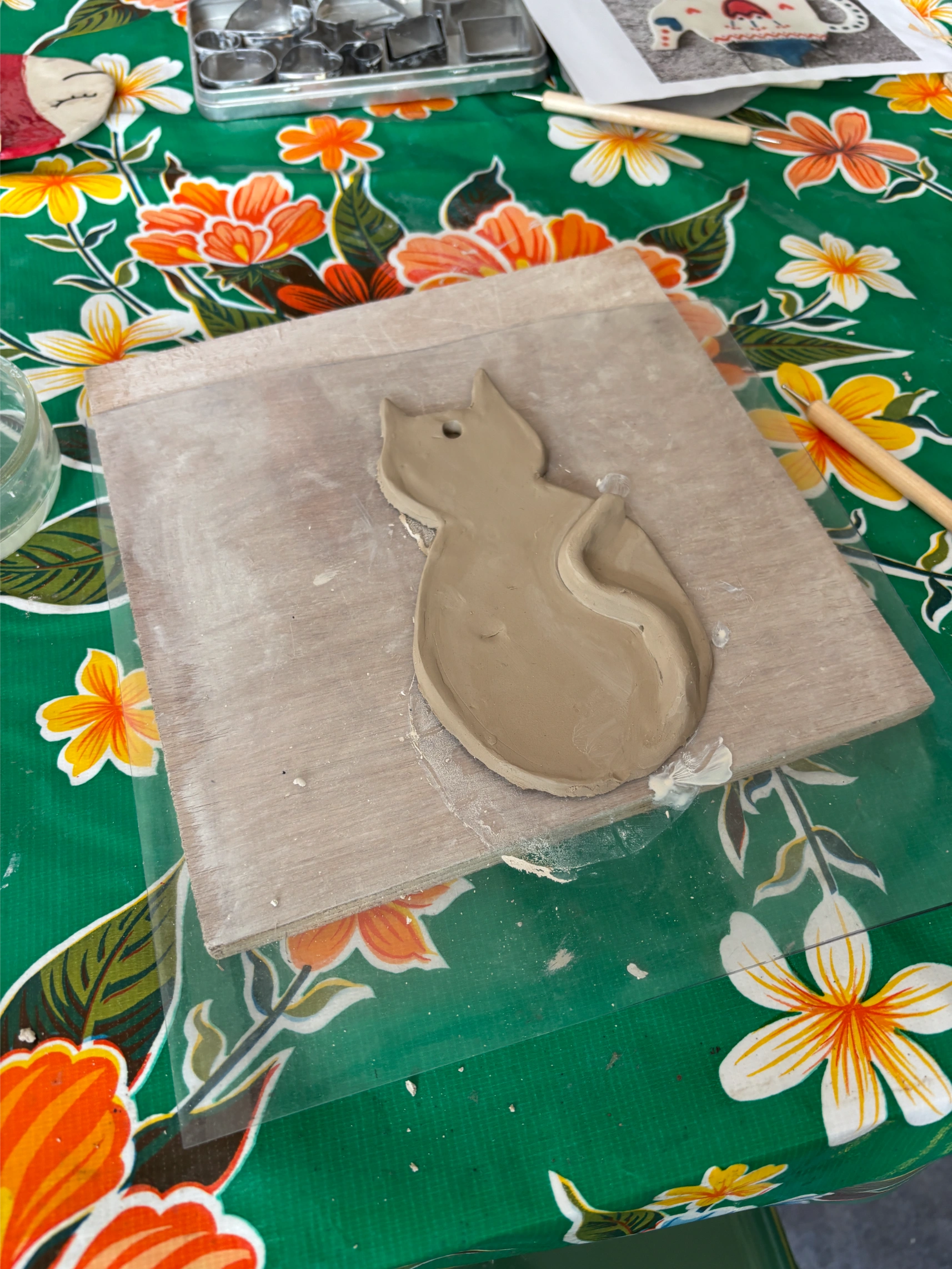 Ateliers-artistiques-dans-une-association-bretagne-gravure-Modelage 2