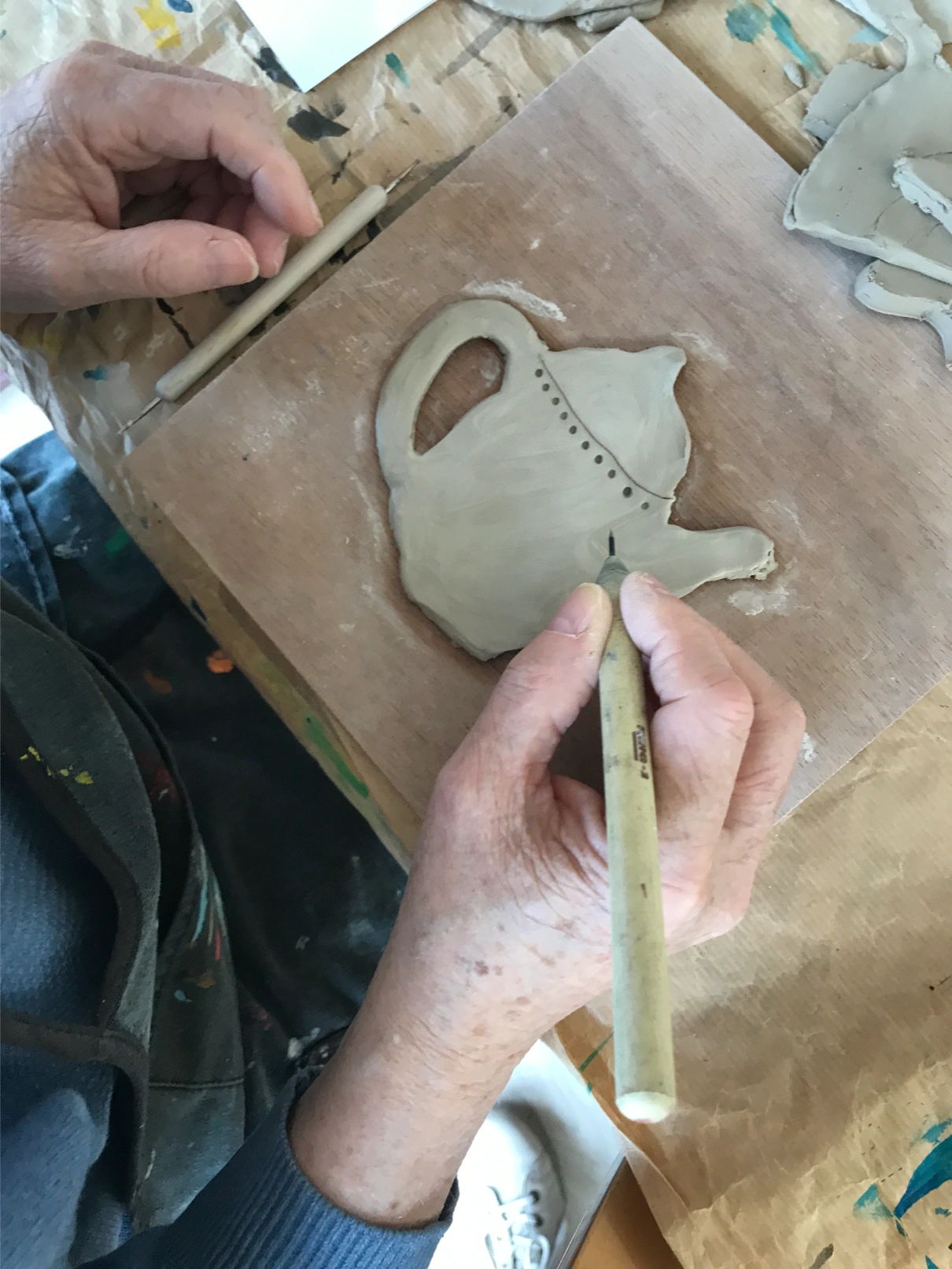 atelier-art-therapie-foyer-de-vie-personnes-en-situation-de-handicap-modelage-35