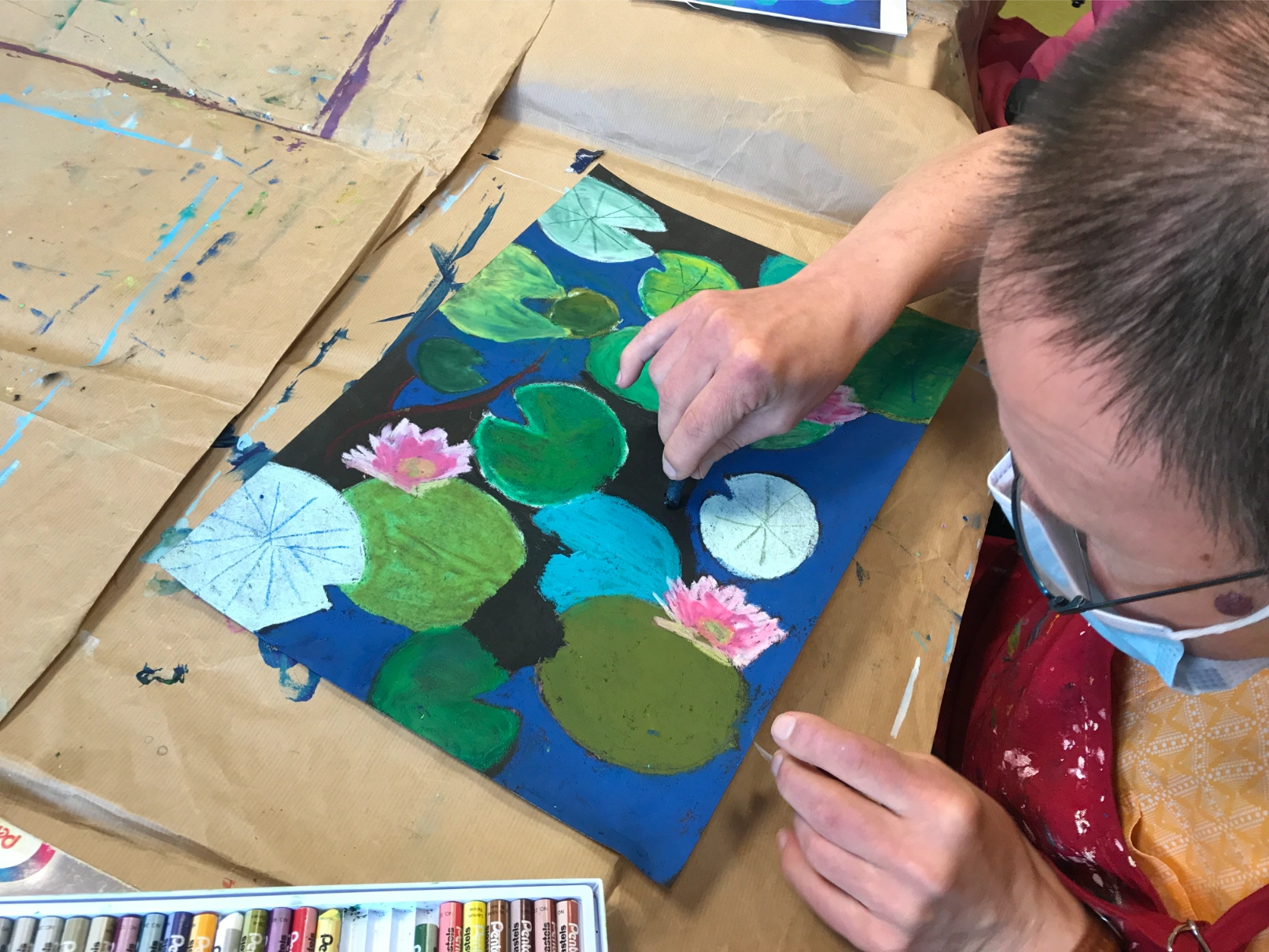 atelier-art-therapie-foyer-de-vie-personnes-en-situation-de-handicap-peinture