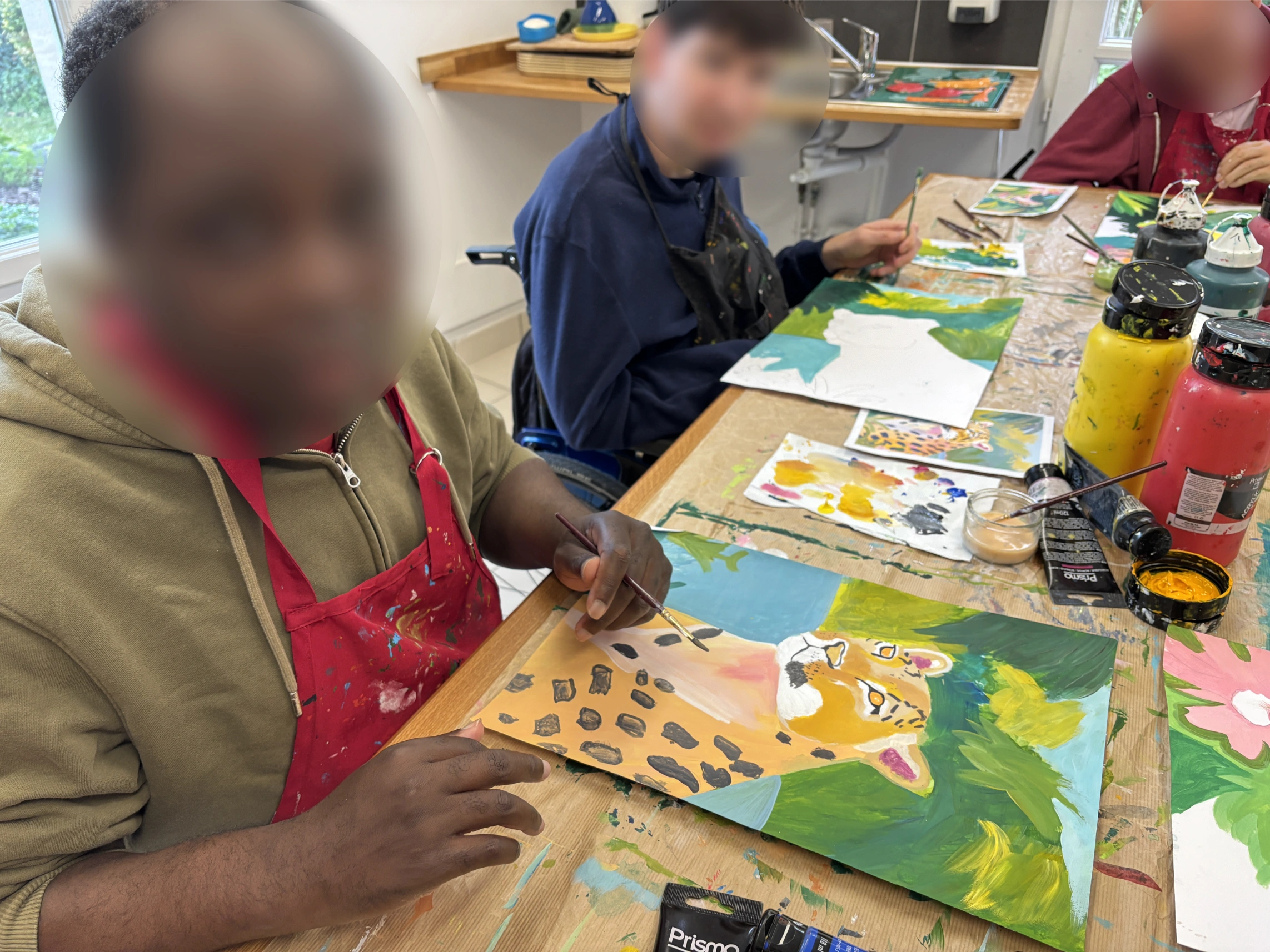 atelier-art-therapie-peinture-foyer-de-vie-personnes-en-situation-de-handicap