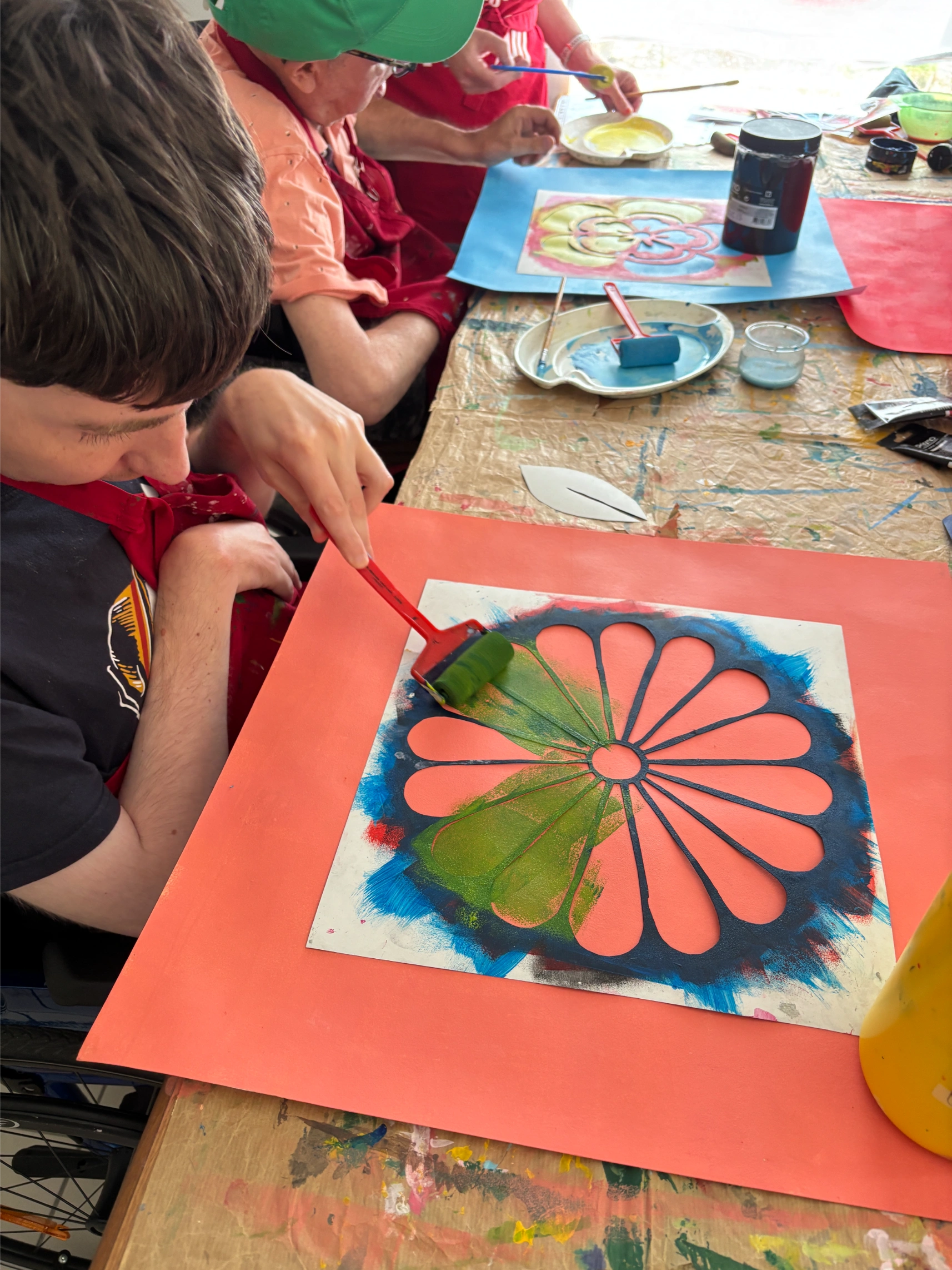 atelier-art-therapie-pochoirs japonais-sur-papier-peinture-acrylique-bretagne