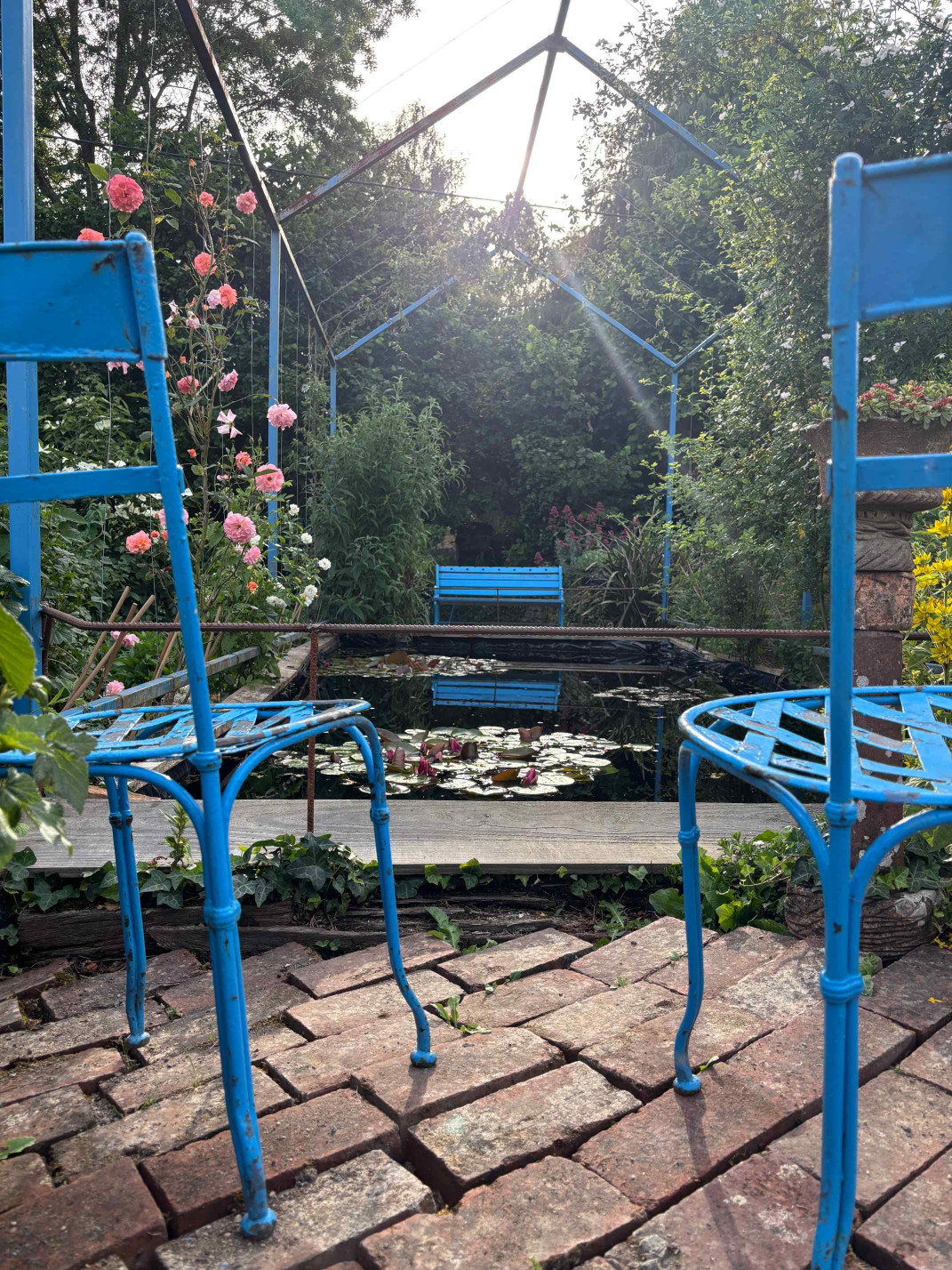 Photo jardin Rocambole Chaises bleues