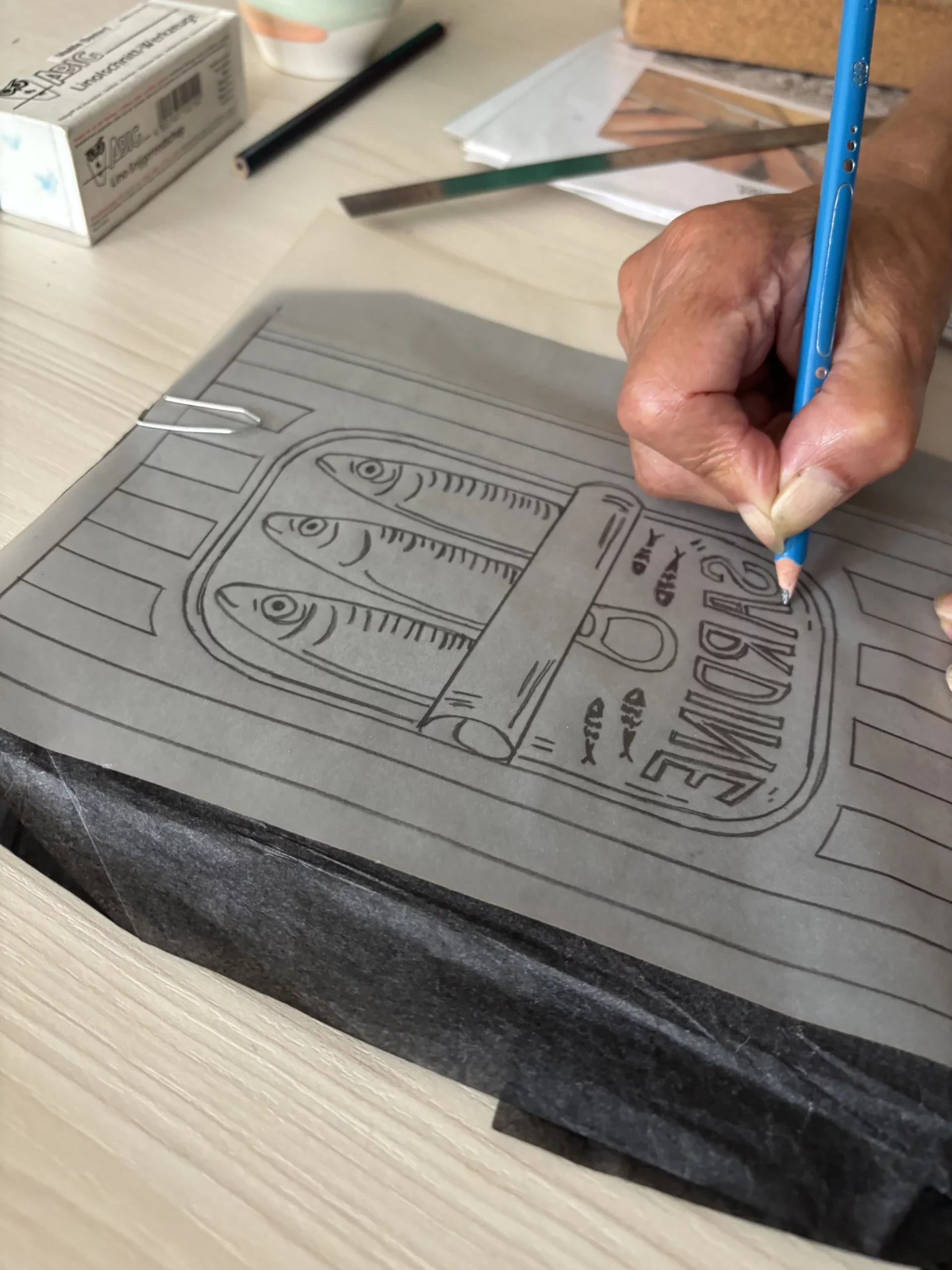 Atelier linogravure plaque représentant des sardines
