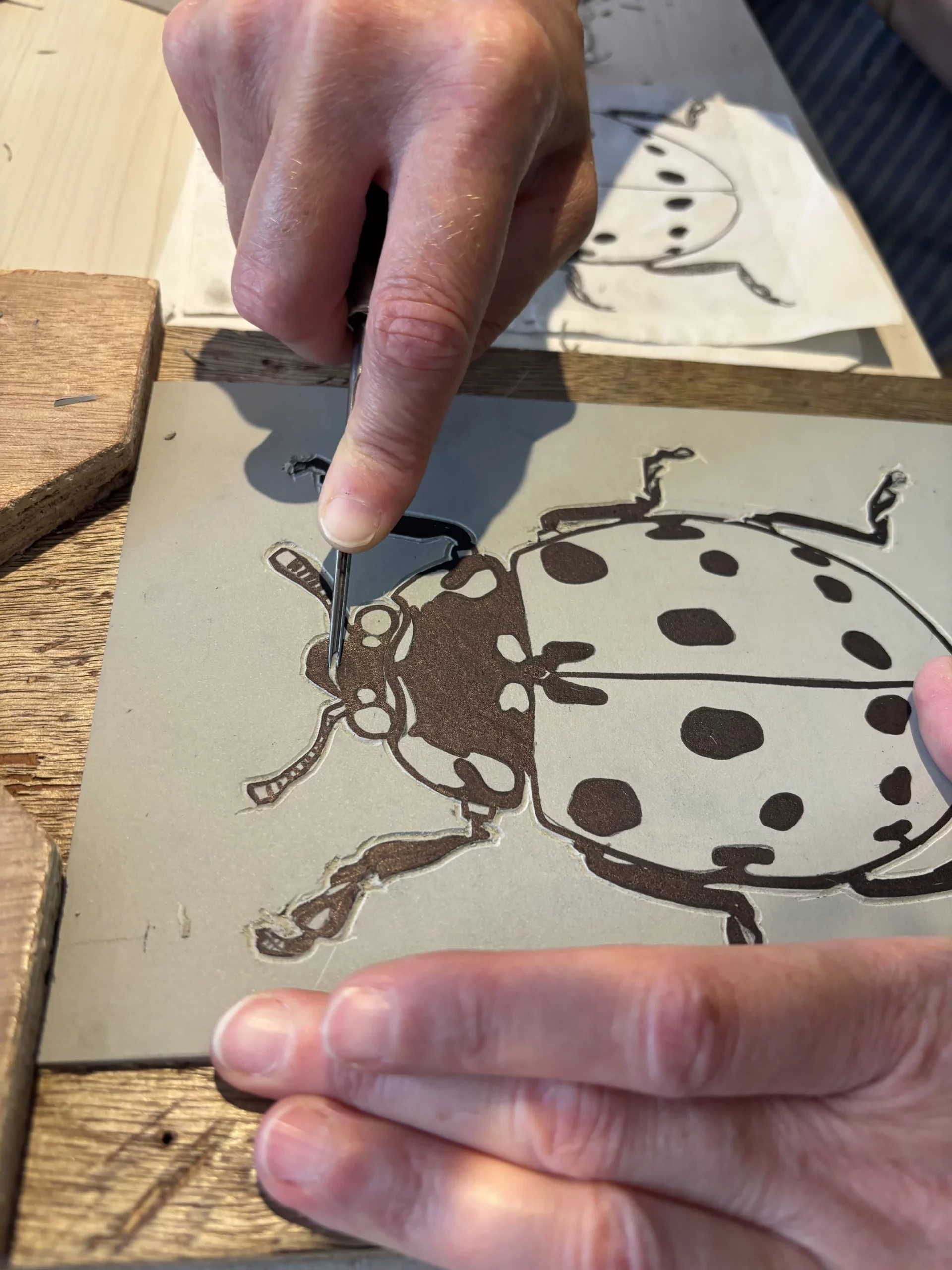 Atelier linogravure plaque coccinelle