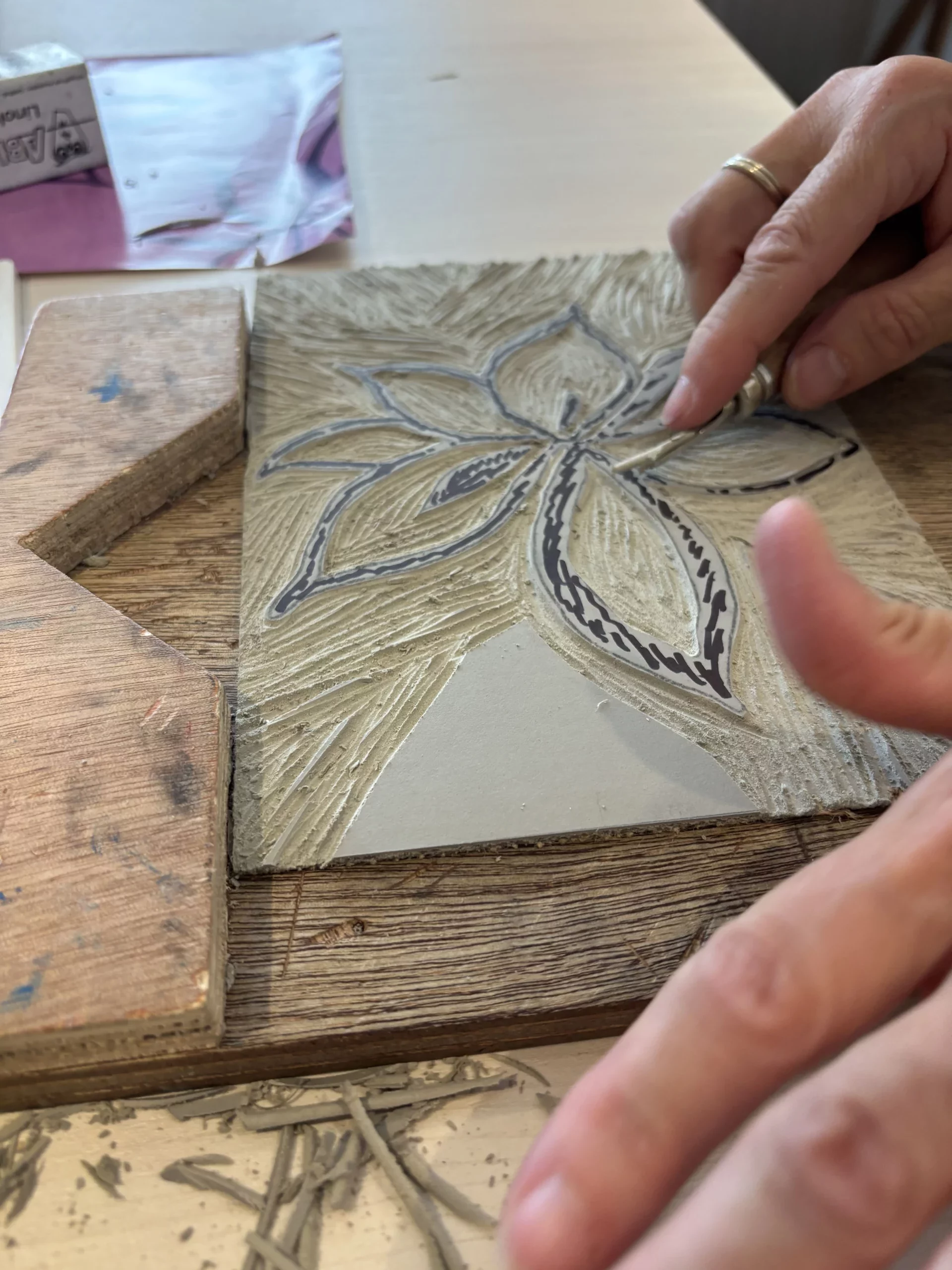 Atelier linogravure la personne creuse avec une gouge