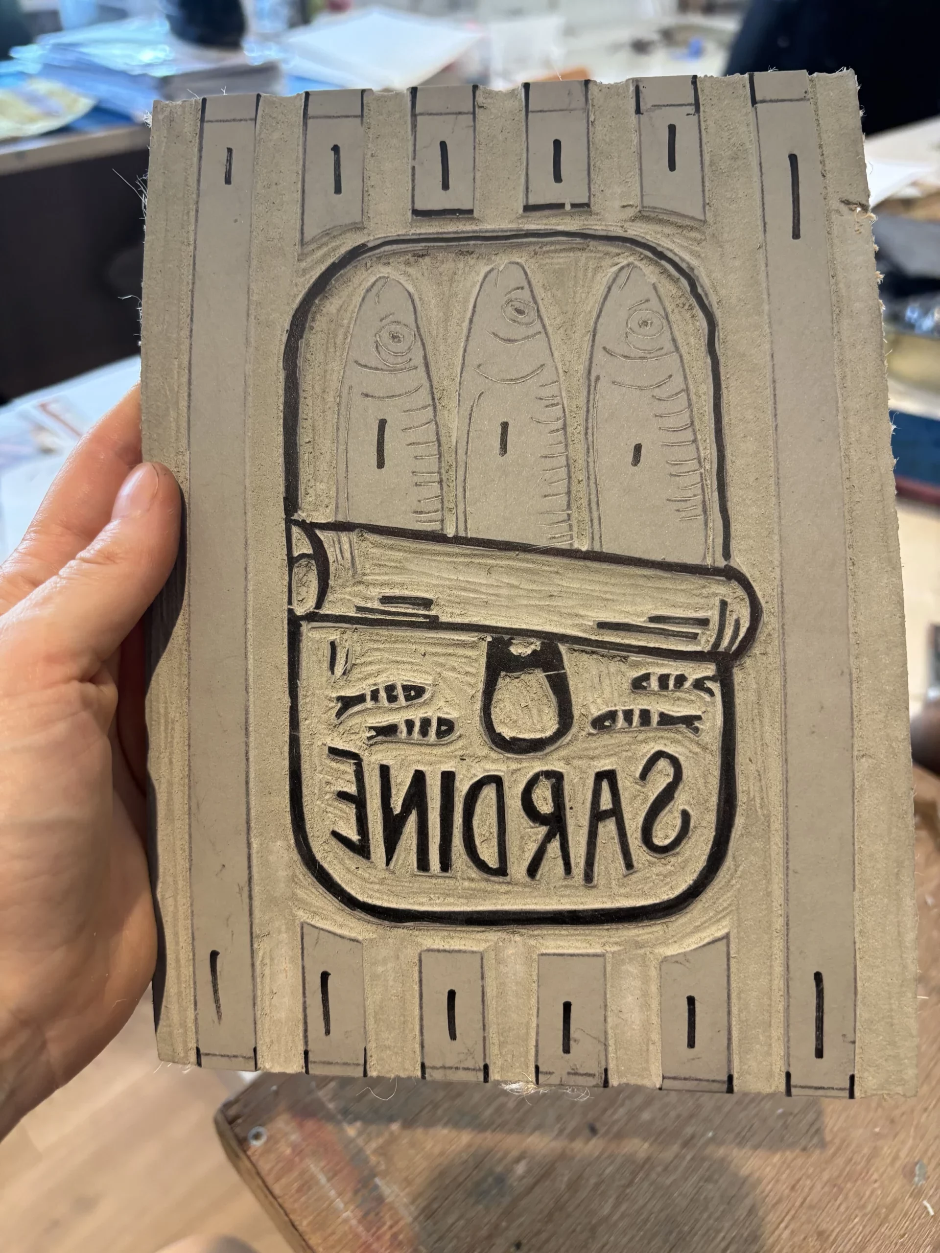 La plaque de linoléum représentant des sardines est prête à être imprimée
