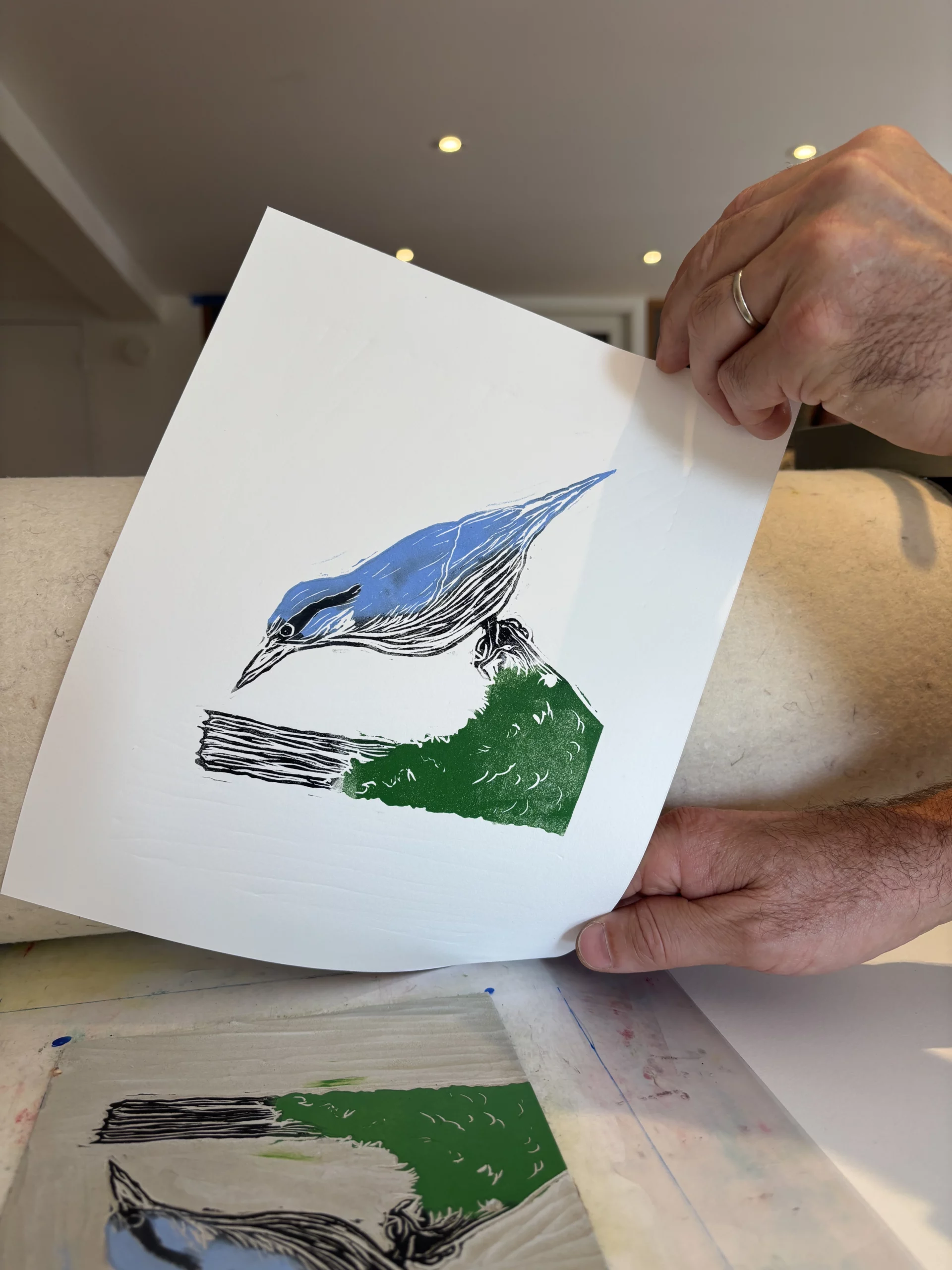 Atelier linogravure impression de l'oiseau sur papier