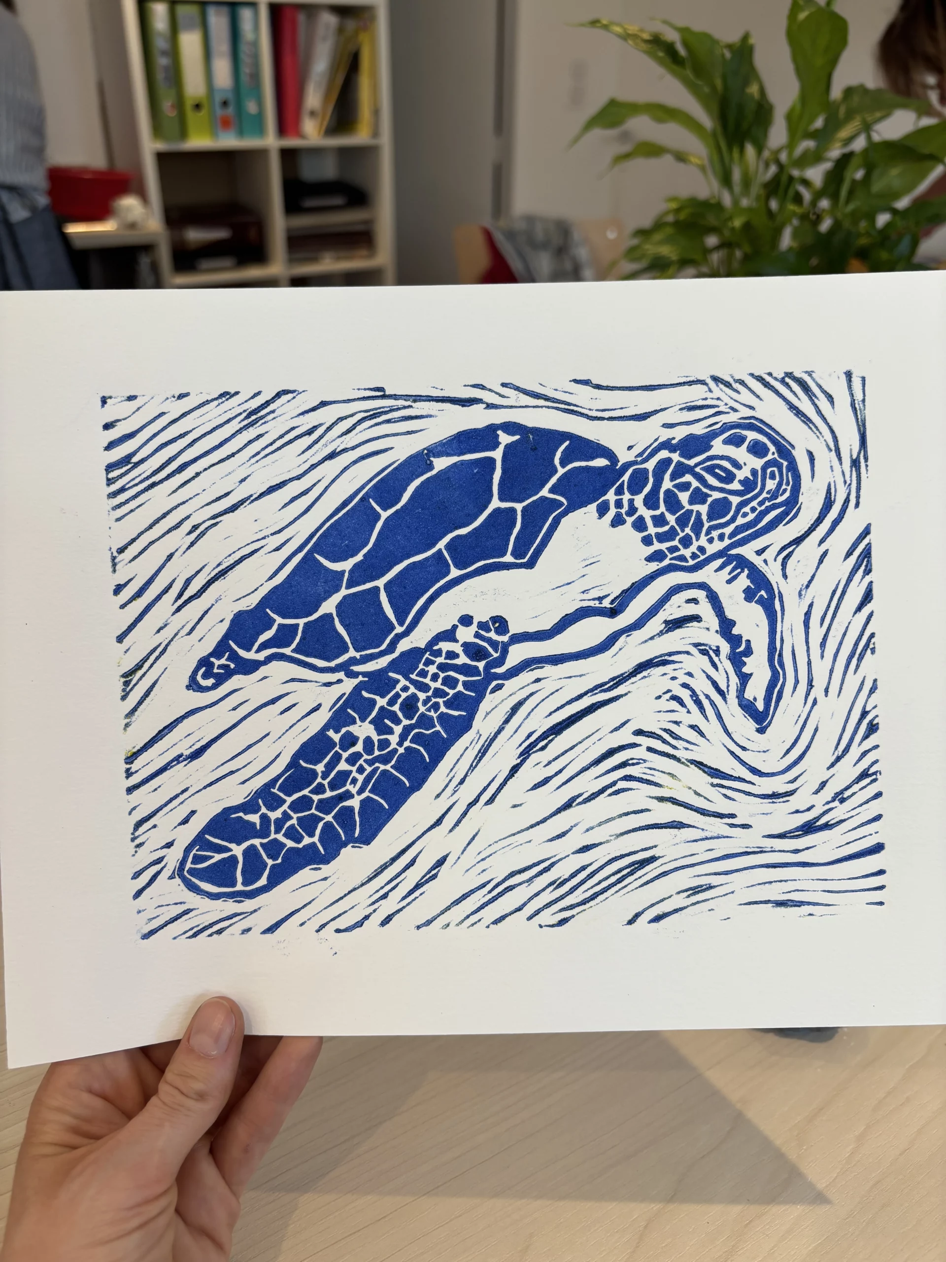 La plaque de linoléum représentant la tortue imprimée en bleu sur papier 