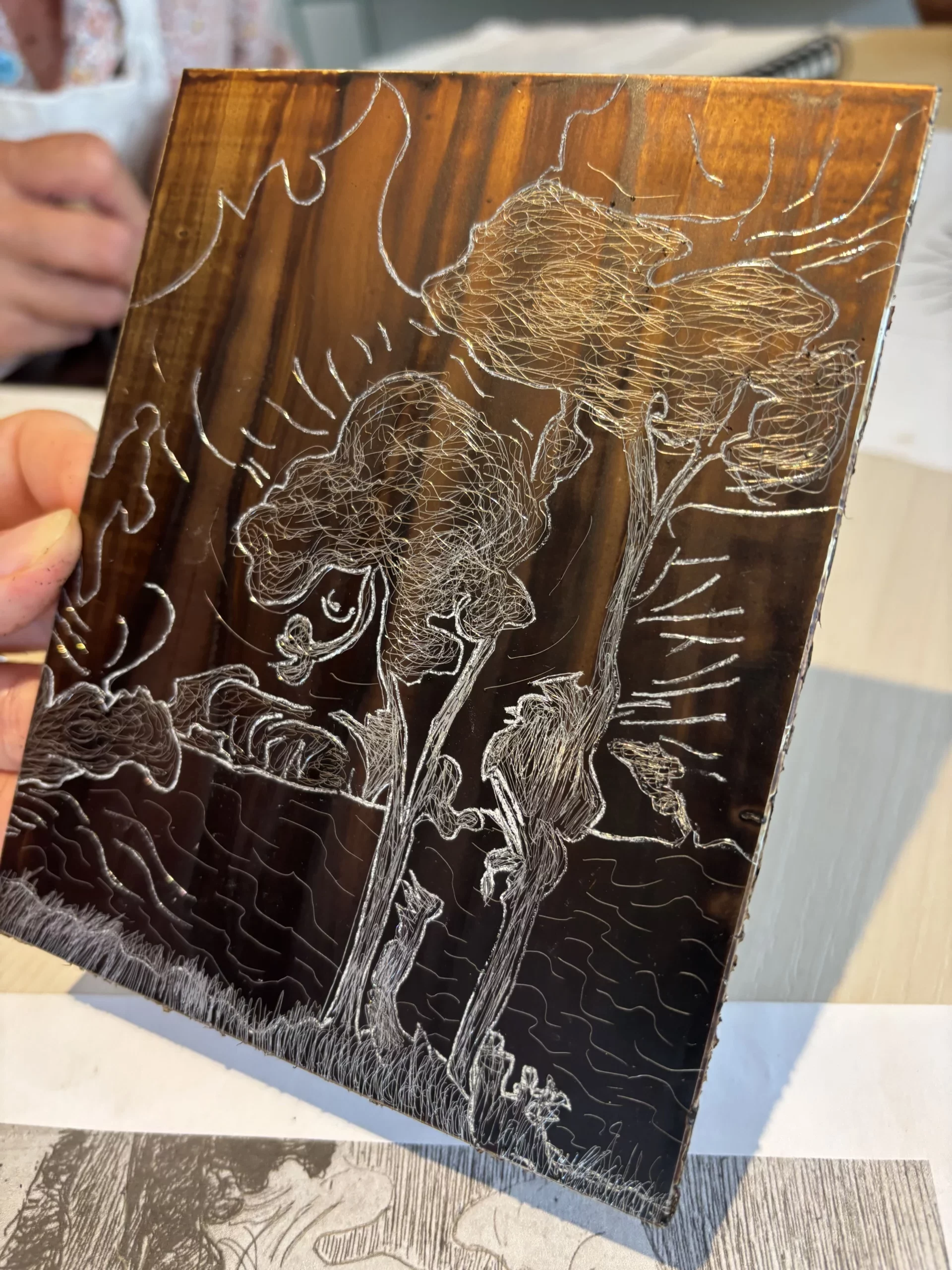 Gravure dans le verni de la plaque de zinc