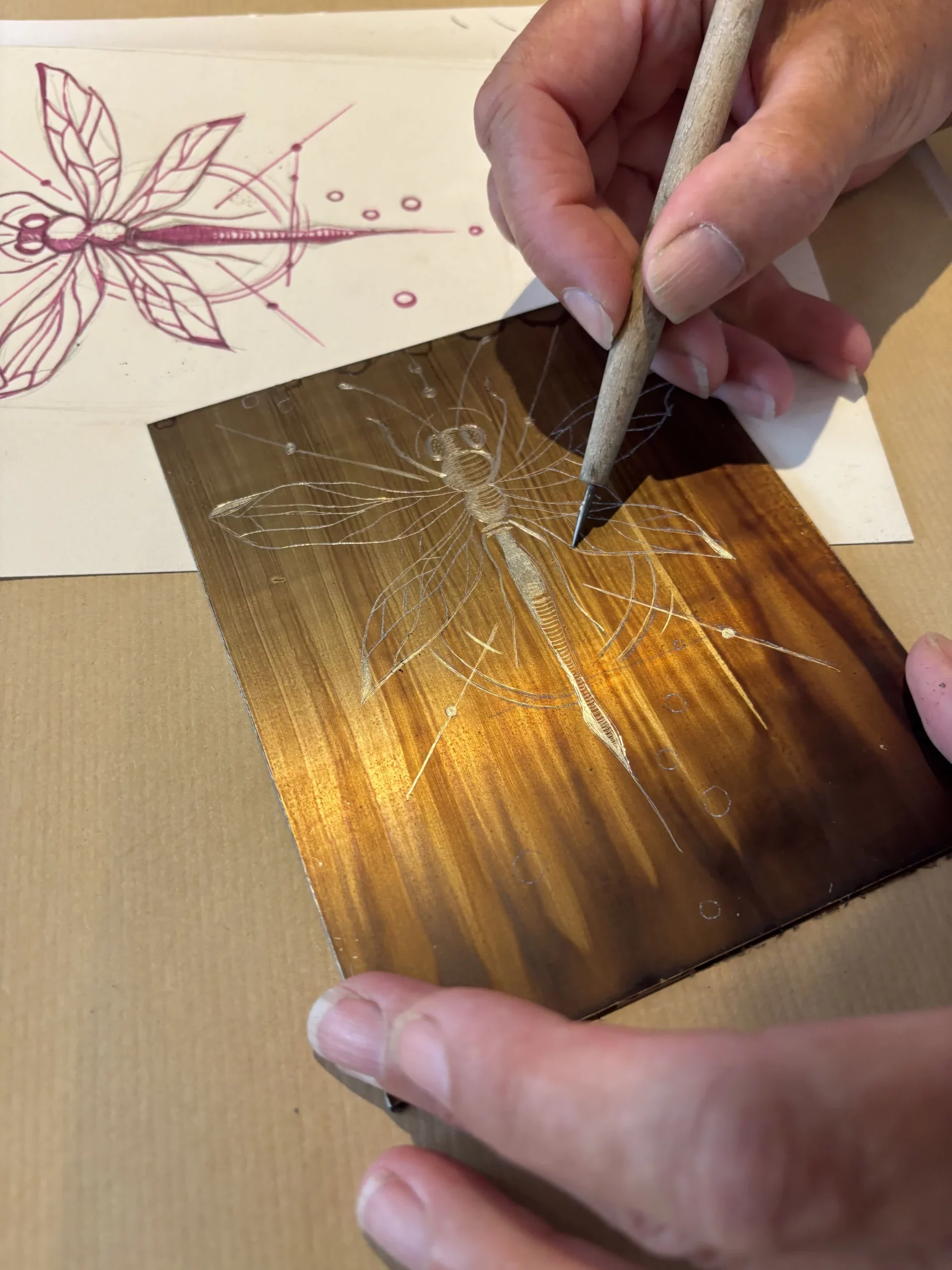Gravure dans le verni de la plaque de zinc